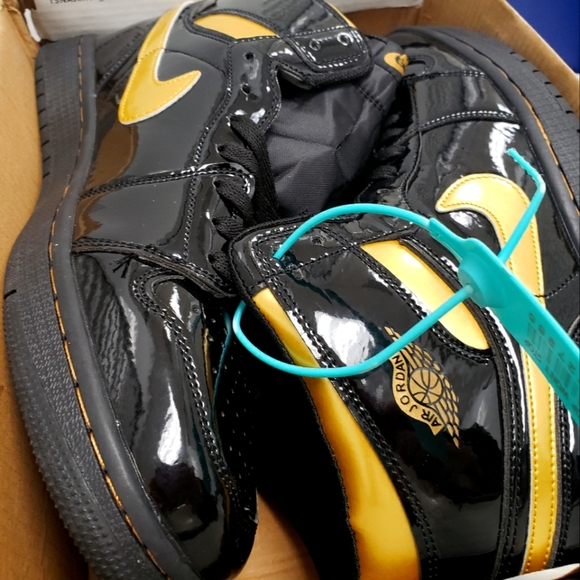 ⭐Nike Air Jordan 1 Retro High OG Black Metallic Gold Patent⭐ - Picture 1 of 2